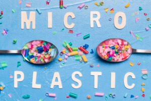 Inovação brasileira: Novo método elimina resíduos plásticos da água com alta eficiência